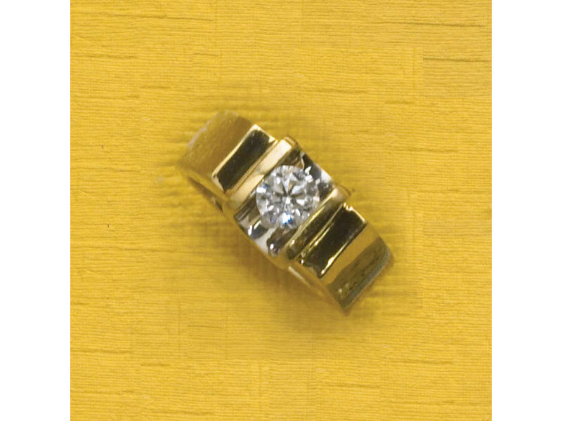 Appraisal: GENTLEMANS K YELLOW GOLD DIAMOND RING k yellow gold tension