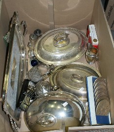 Appraisal: A box of assorted silverplated items