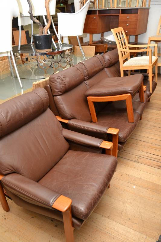 Appraisal: A TESSA LEATHER LOUNGE SUITE COMPRISING TWO ARMCHAIRS A TWO