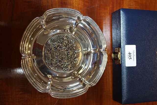 Appraisal: A SILVER DISH with six panelled sides and inset coat