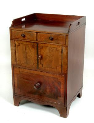 Appraisal: A GEORGE III MAHOGANY BEDSIDE COMMODE c crossbanded with stringing