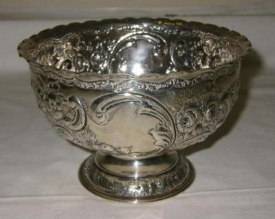 Appraisal: A VICTORIAN ROSE BOWL of circular form with mildly frilled