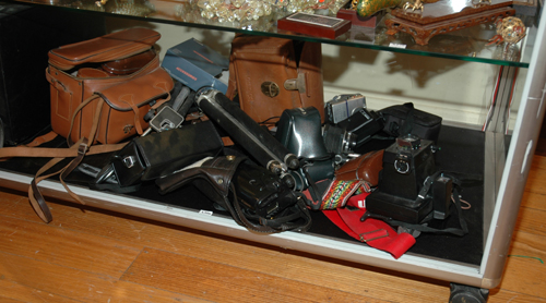 Appraisal: A COLLECTION OF MODERN AND VINTAGE CAMERAS AND ACCESSORIES