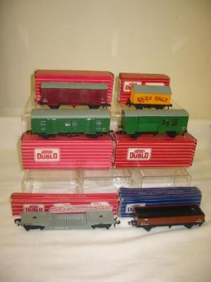 Appraisal: Hornby Dublo goods wagons comprising horse box S R with