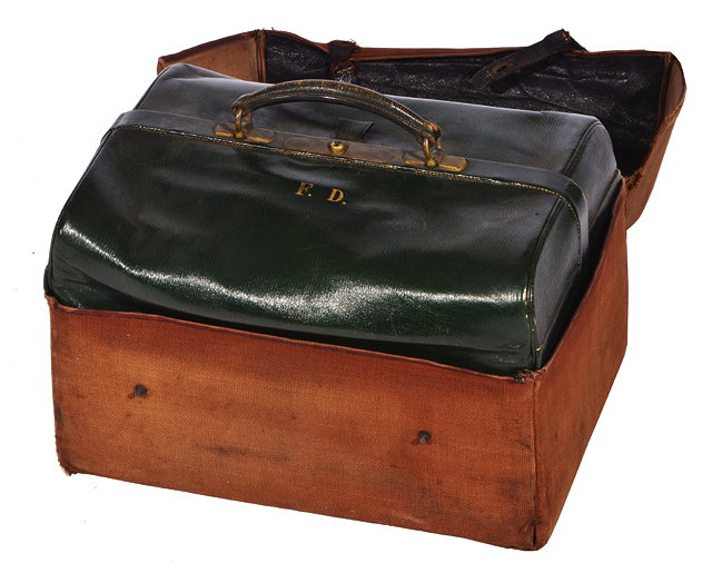 Appraisal: A LATER TH EARLY TH CENTURY GREEN LEATHER GLADSTONE BAG