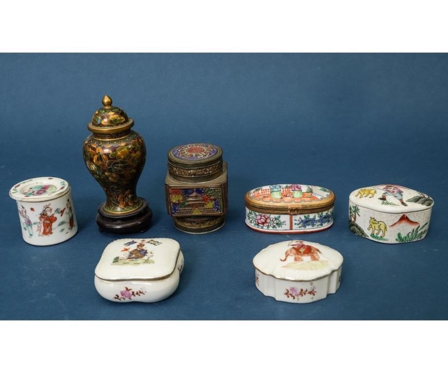 Appraisal: Five small Chinese porcelain boxes th c together with a