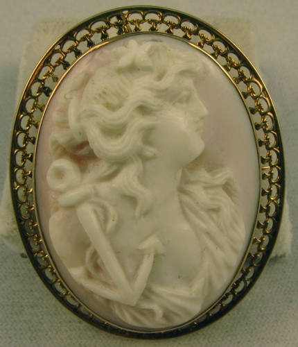 Appraisal: VICTORIAN CAMEO PENDANT BROOCH The oval shell cameo is hand