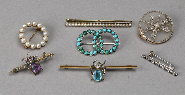 Appraisal: A COLLECTION OF BROOCHES TO INCLUDE a circular pearl set