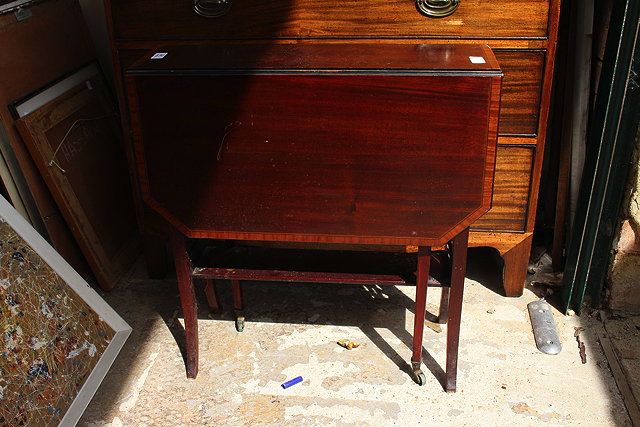 Appraisal: AN EDWARDIAN MAHOGANY AND SATINWOOD BANDED SUTHERLAND TABLE the top