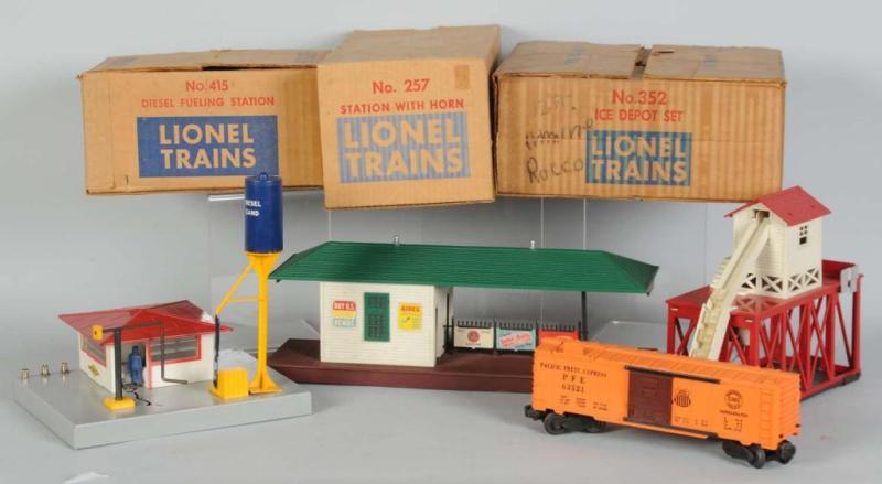 Appraisal: Lot of Lionel Accessories in OB Description Post-war Includes boxes