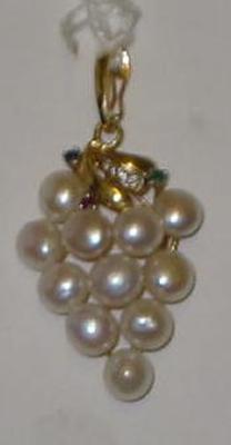 Appraisal: A PEARL SET PENDANT as a bunch of grapes the