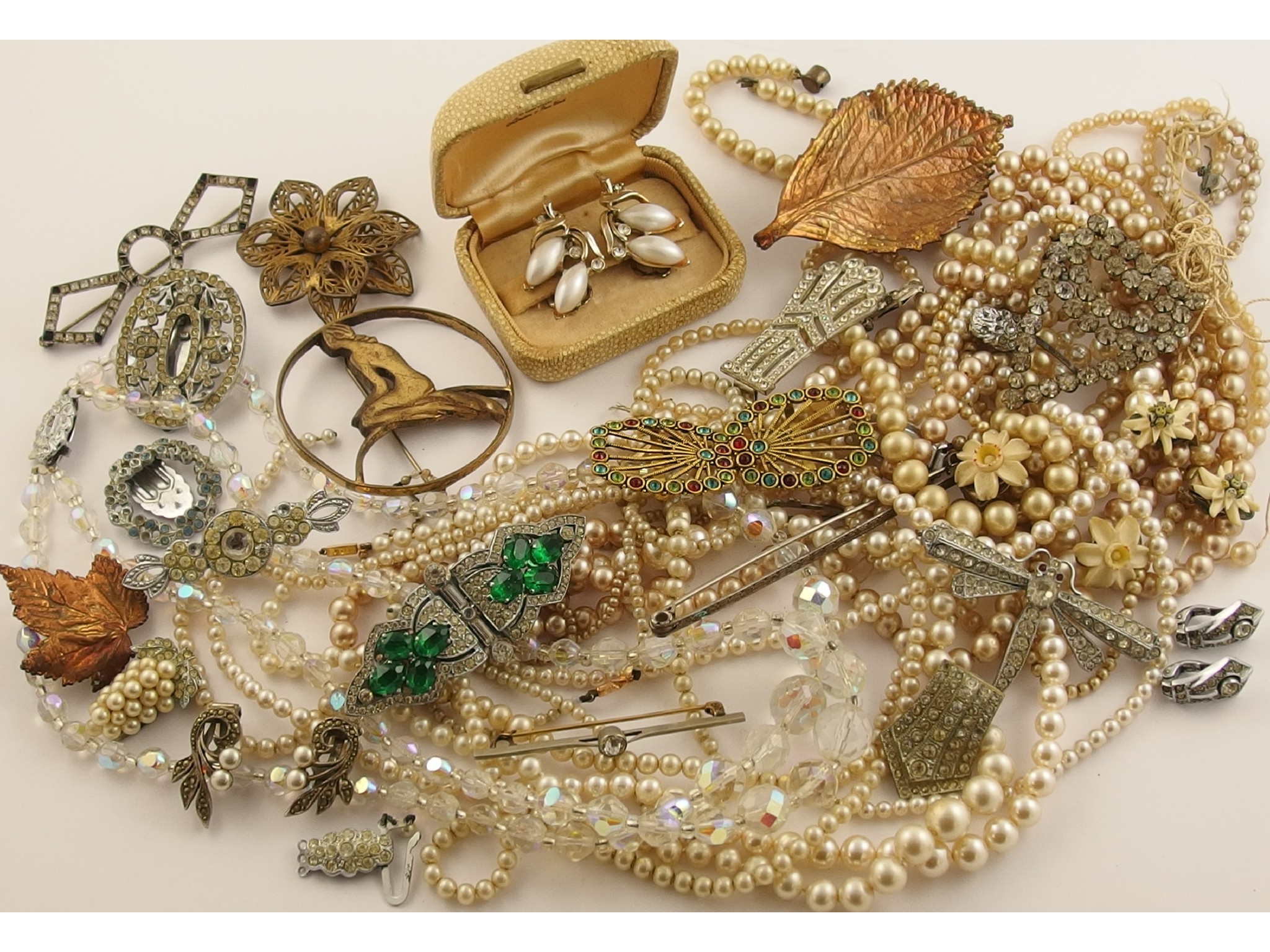 Appraisal: A collection of vintage costume jewellery to include a green