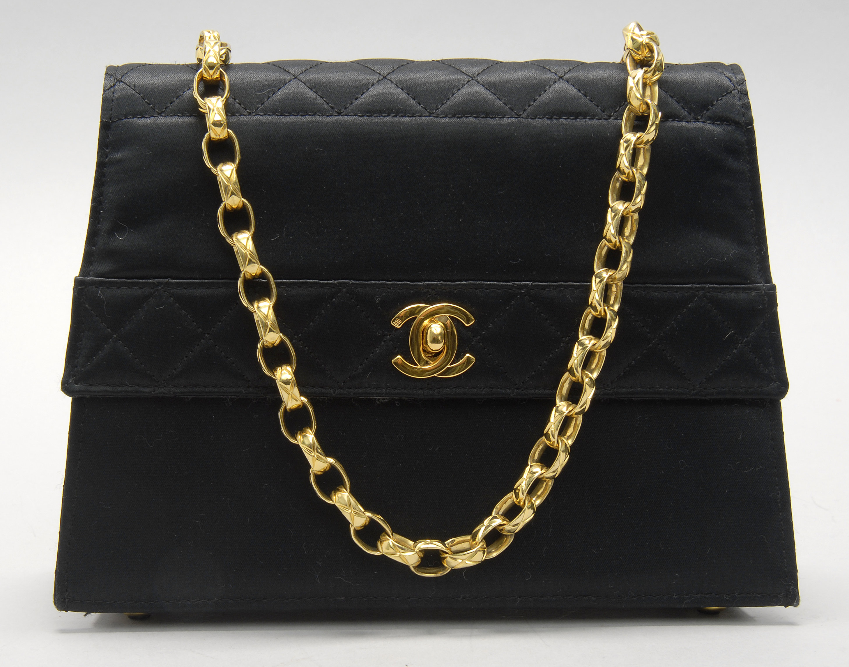 Appraisal: CHANEL QUILTED BLACK EVENING BAG WITH GOLD CHAIN Single gold