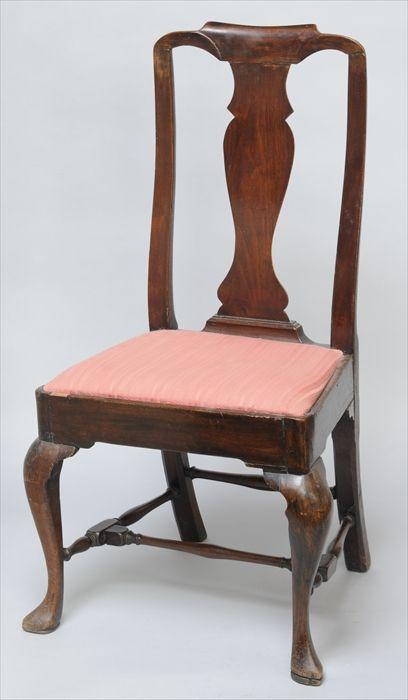 Appraisal: NEW ENGLAND QUEEN ANNE MAPLE SIDE CHAIR The yoke crest