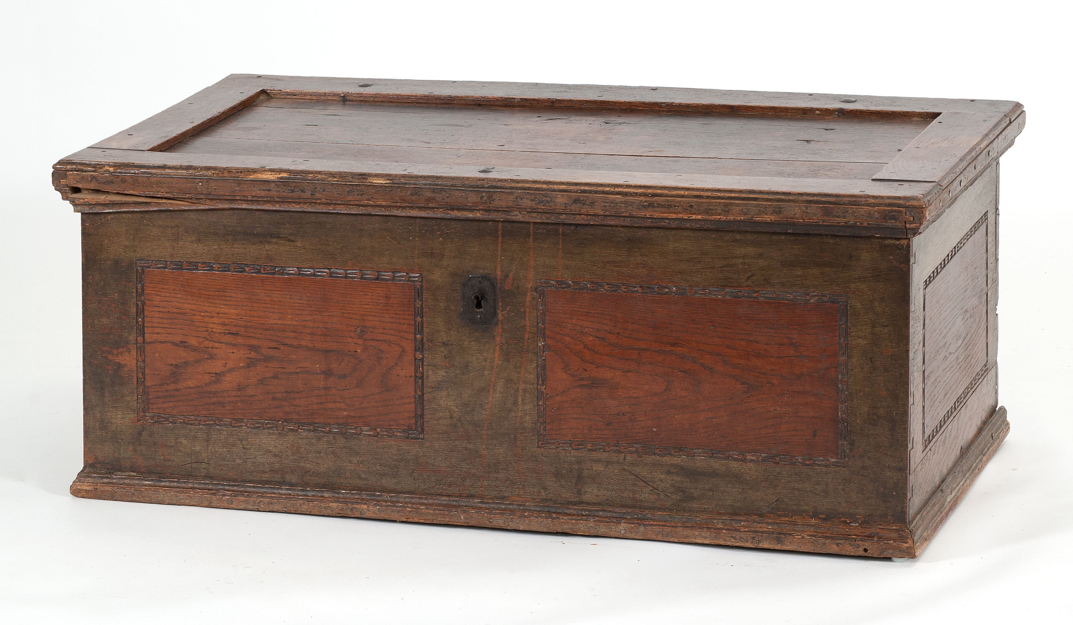 Appraisal: TH CENTURY ENGLISH LIFT-TOP TRUNK in oak Beaded panels at