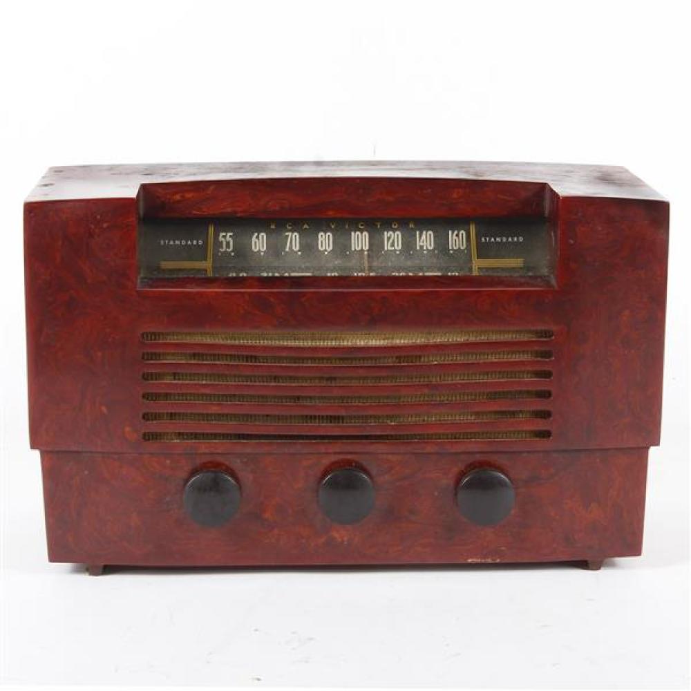 Appraisal: VINTAGE S SWIRL BAKELITE TUBE RADIO WITH STANDARD AND FOREIGN