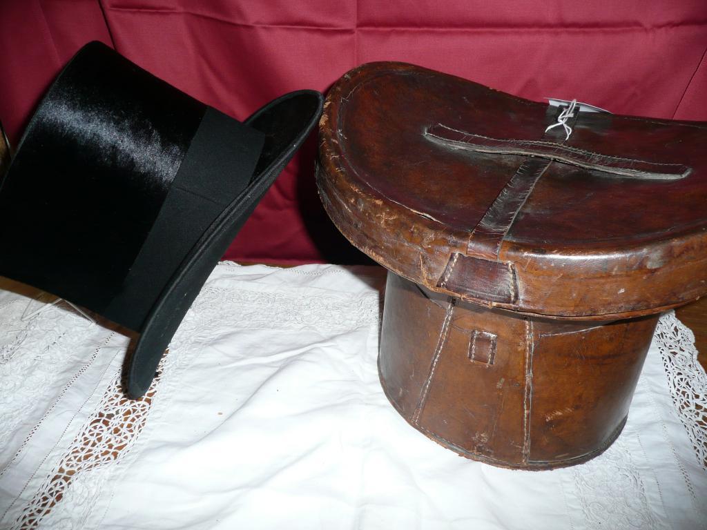 Appraisal: A gentleman's top hat with leather hat box