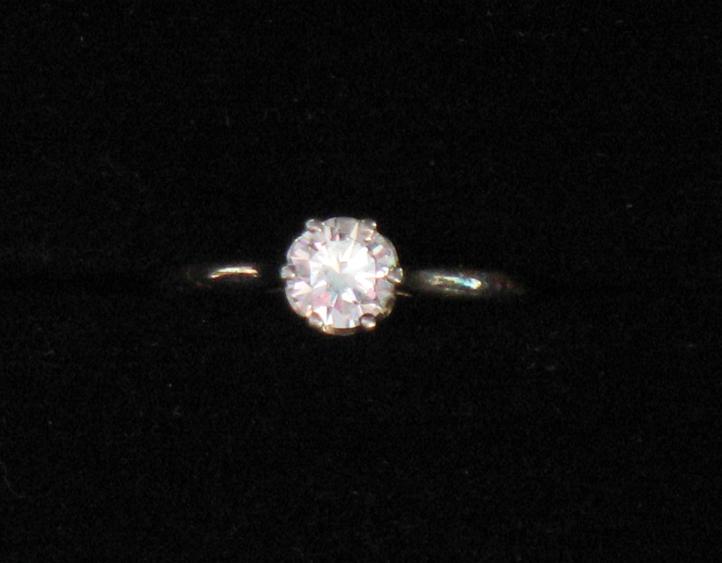 Appraisal: A DIAMOND SOLITAIRE RING the central round brilliant-cut diamond circa