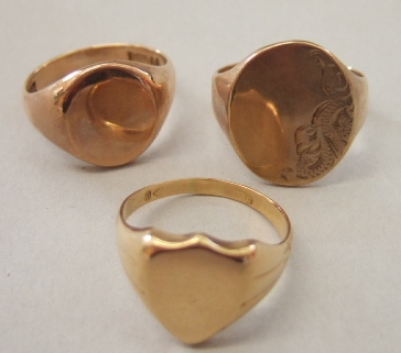 Appraisal: A ct gold plain oval signet ring a ct gold