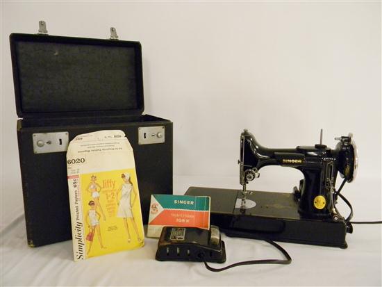 Appraisal: Singer Featherweight sewing machine with foot pedal and Style-O-Matic K