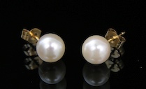 Appraisal: An Attractive Pair of Pearl Ear Studs k yellow gold