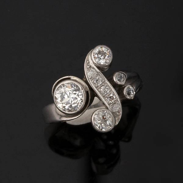 Appraisal: A diamond ring set with old European-cut old mine and