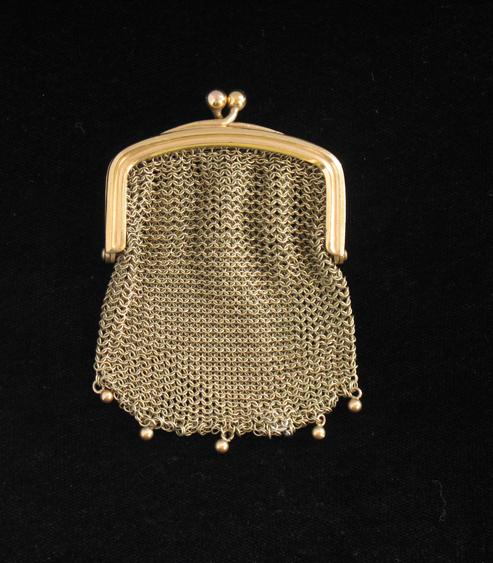 Appraisal: A GOLD COLOURED METAL LADY'S SOVEREIGN PURSE with wire mesh