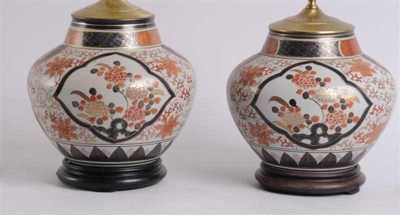 Appraisal: PAIR OF CRACKLE-GLAZED IMARI PATTERN TABLE LAMPS Each squat ovoid