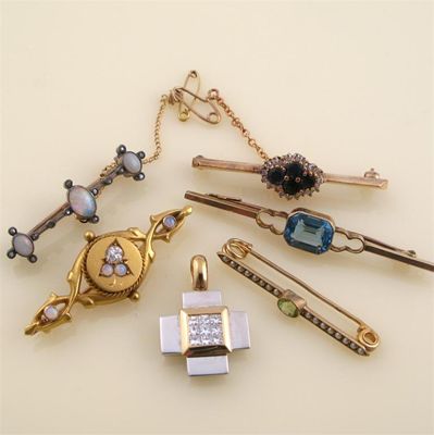 Appraisal: Five bar brooches including a ct gold brooch set with