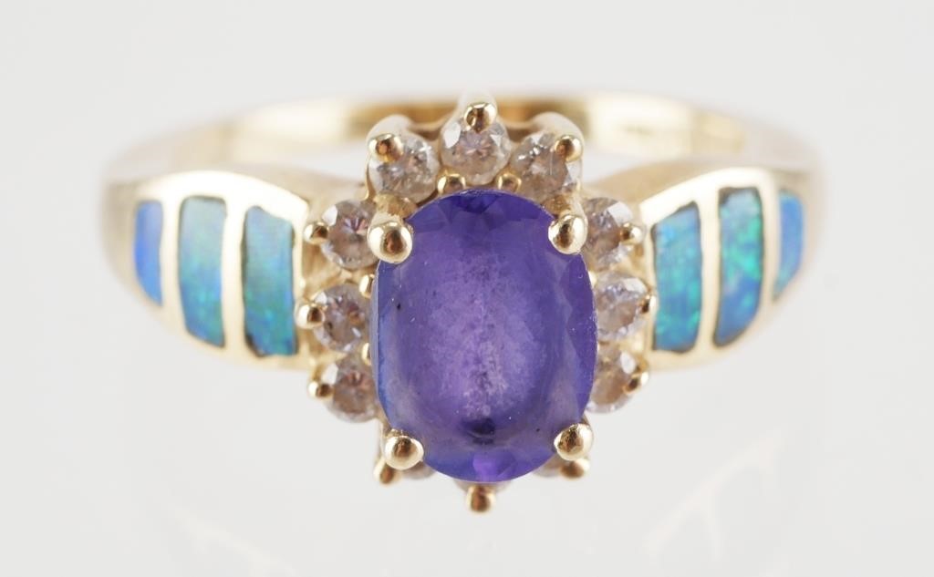 Appraisal: K yellow gold ring with light purple tone Tanzanite center