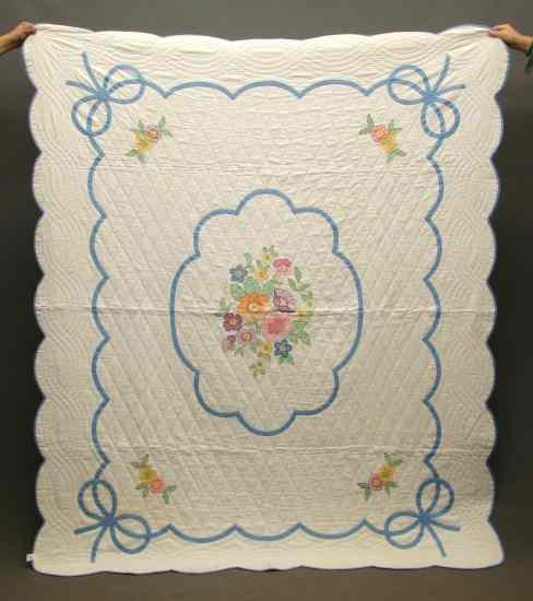 Appraisal: C 's floral applique quilt '' x ''