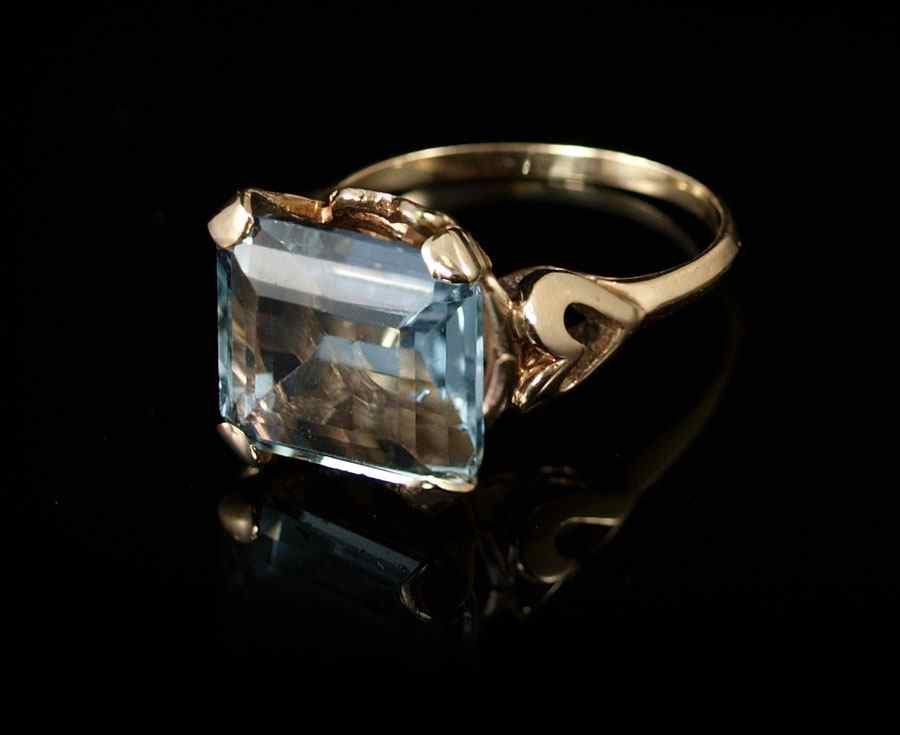 Appraisal: CT BLUE TOPAZ RING K yellow gold ring contains one