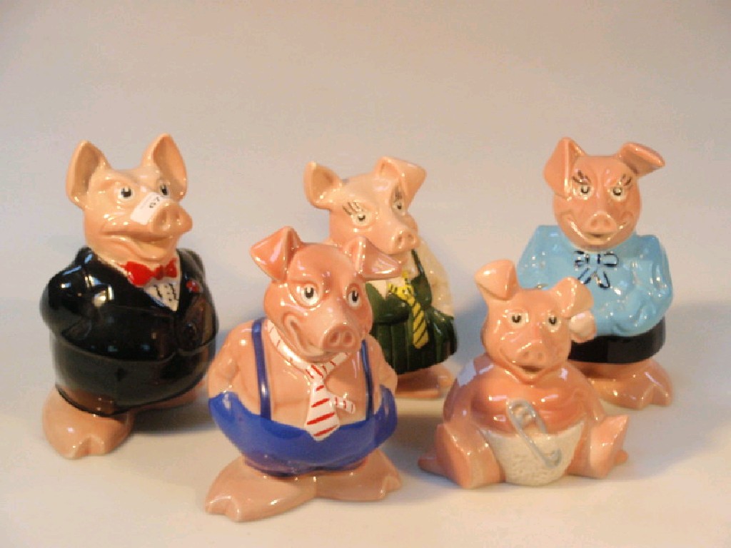 Appraisal: A family of five Wade Nat West pigs