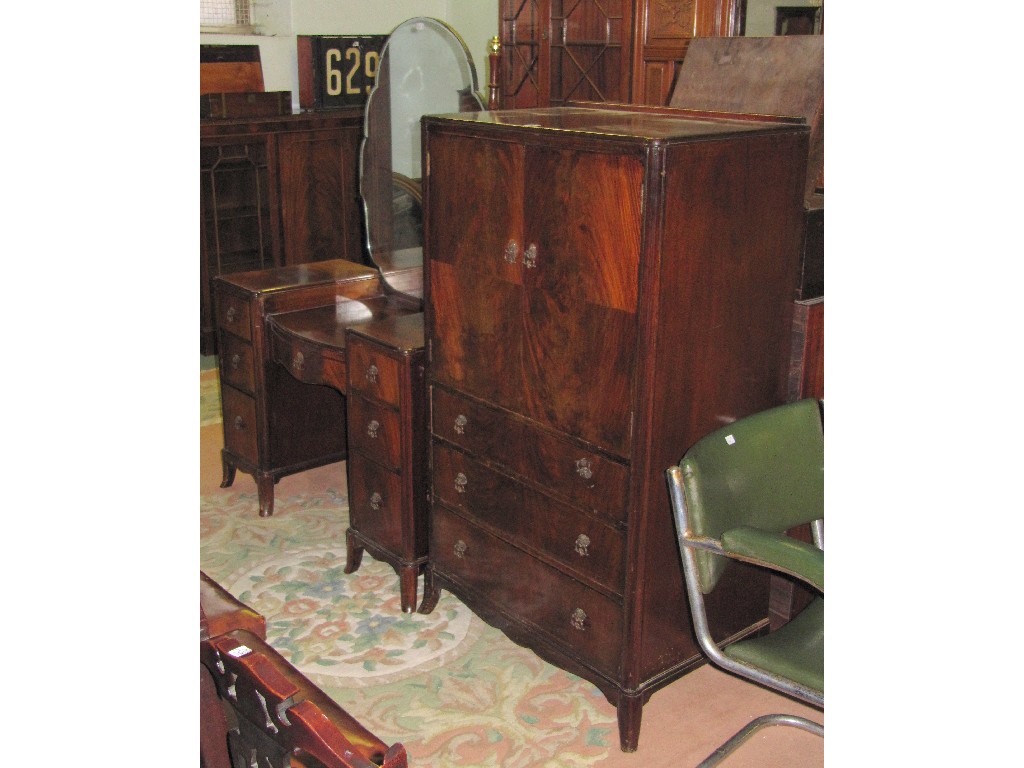 Appraisal: Mahogany linen chest with matching dressing table