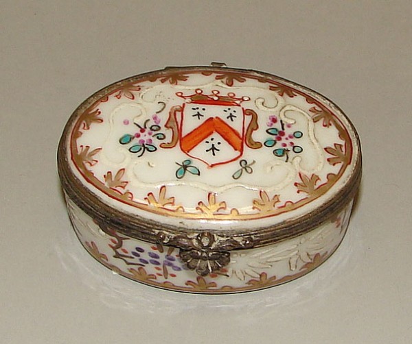 Appraisal: Oval porcelain pillbox features hand painted coat of arms on