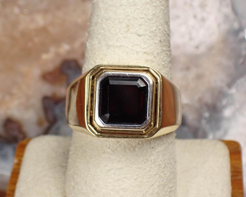 Appraisal: MAN'S GARNET AND EIGHTEEN KARAT GOLD RING The k yellow