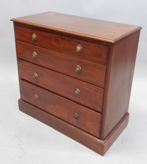 Appraisal: A small early thC mahogany chest of drawers the rectangular