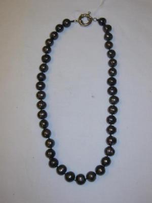 Appraisal: A BLACK FRESHWATER PEARL NECKLACE with white metal clasp long