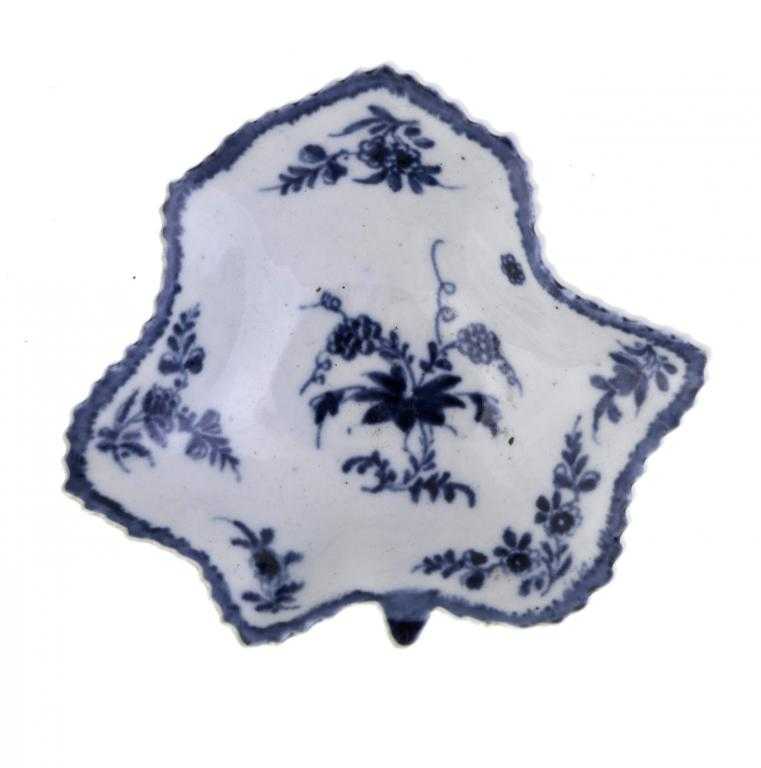 Appraisal: A WORCESTER PICKLE DISH of vine leaf shape painted in