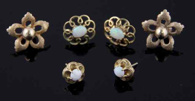 Appraisal: A pair of ct gold flowerhead earrings and two pairs