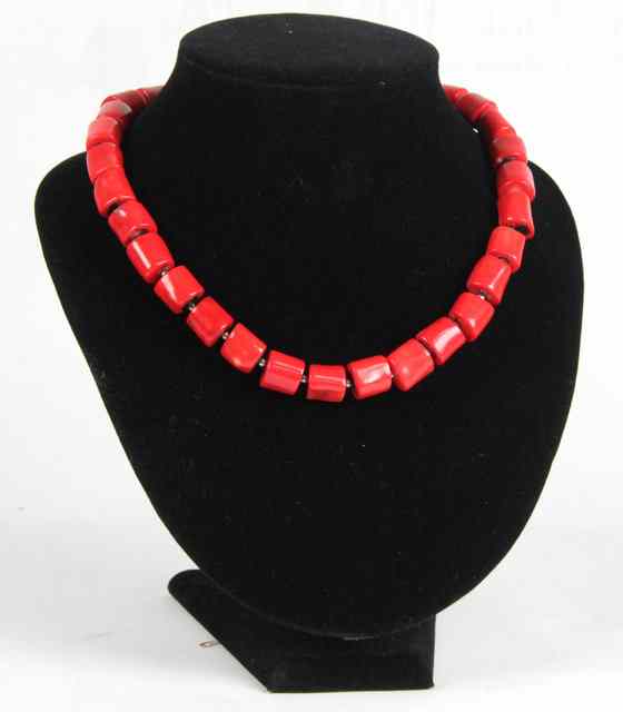 Appraisal: A coral necklace with silver flowerhead clasp cm long