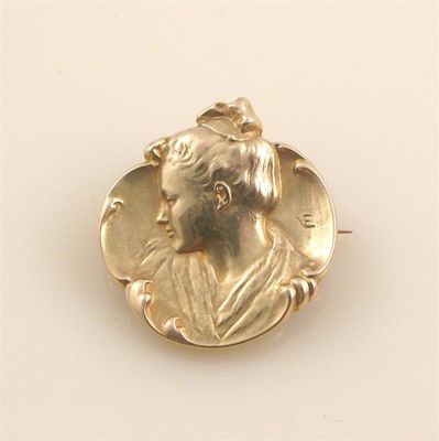 Appraisal: An Art Nouveau gold brooch by Emile Vernier depicting the