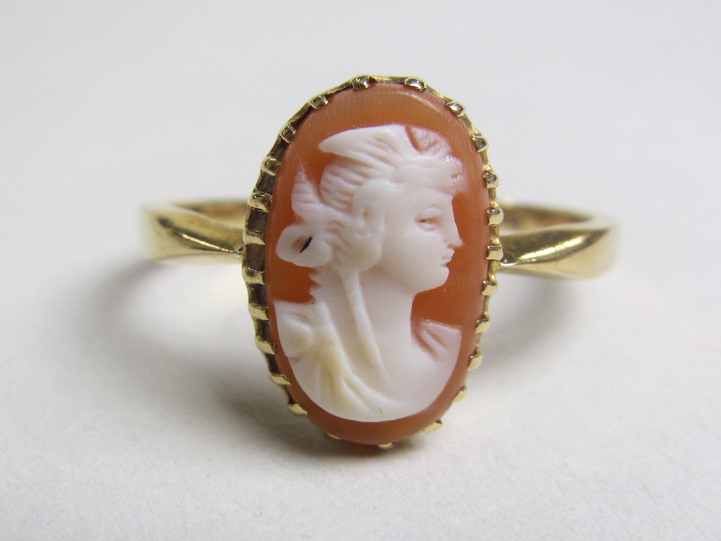 Appraisal: Eighteen carat gold cameo set dress ring