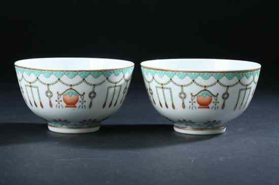 Appraisal: PAIR CHINESE FAMILLE ROSE PORCELAIN BOWLS Guangxu iron red six