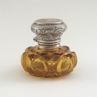 Appraisal: A Victorian mounted glass vinaigrette with a squat cut amber