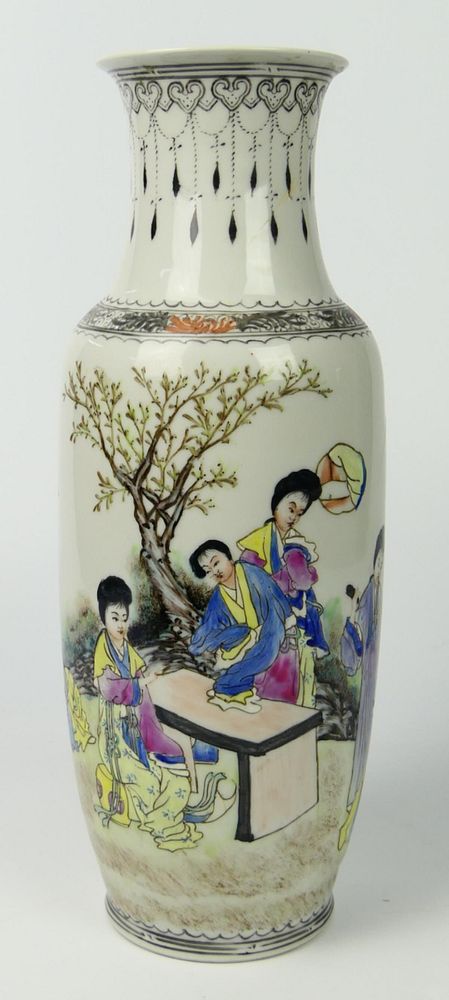 Appraisal: VINTAGE CHINESE EXPORT FAMILLE ROSE PORCELAIN VASE A vintage Chinese