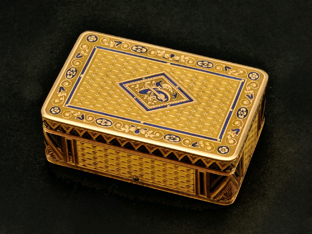 Appraisal: A small Continental oblong lidded Patch Box with musical movement