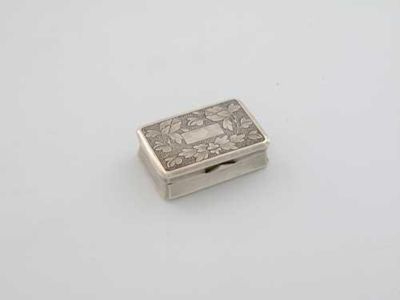 Appraisal: A Mid th century Chinese snuff box the lid leafage