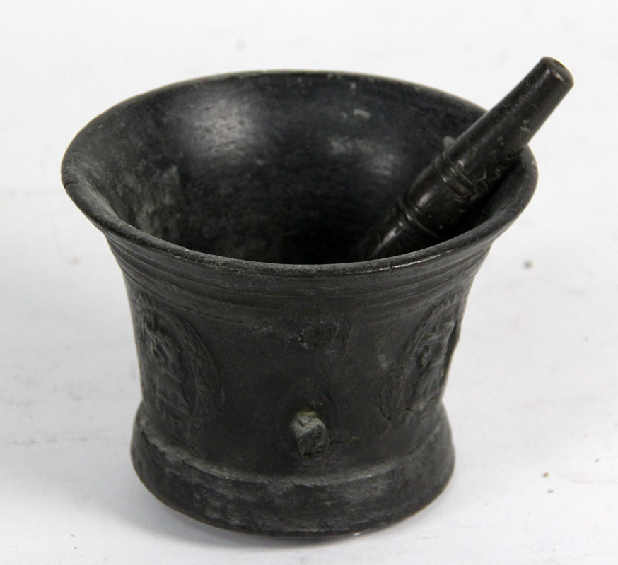 Appraisal: A th Century bronze mortar cast with a phoenix head