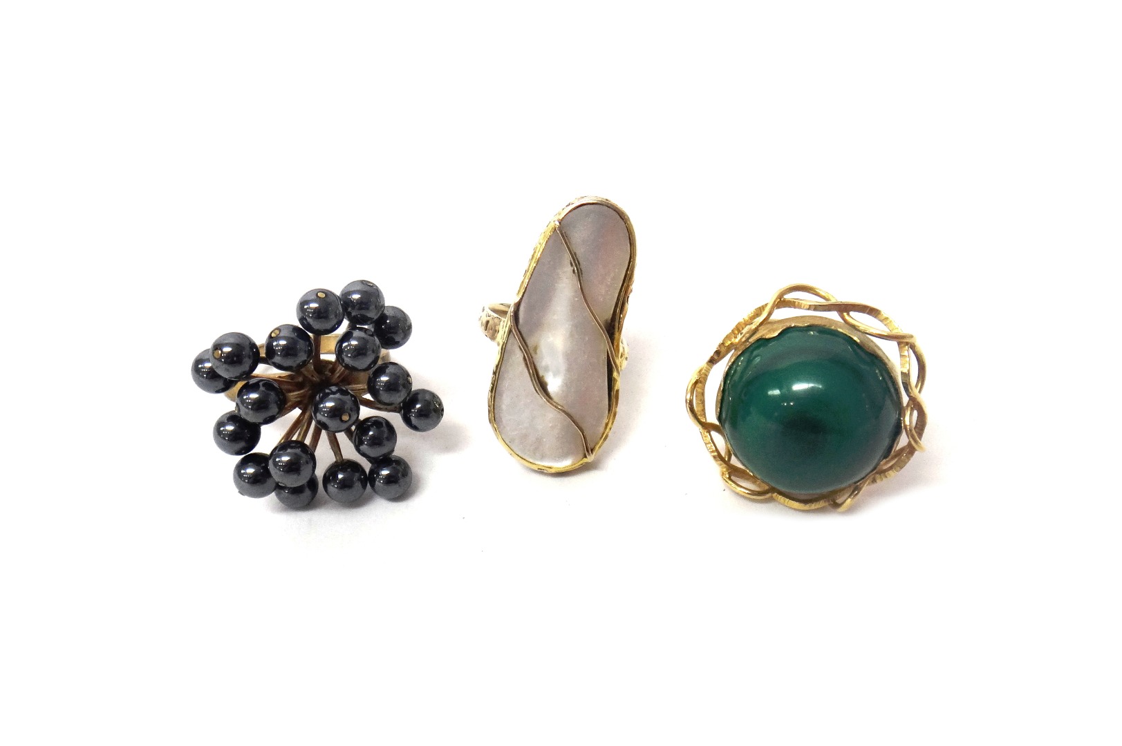 Appraisal: A gold ring mounted with a circular malachite within an